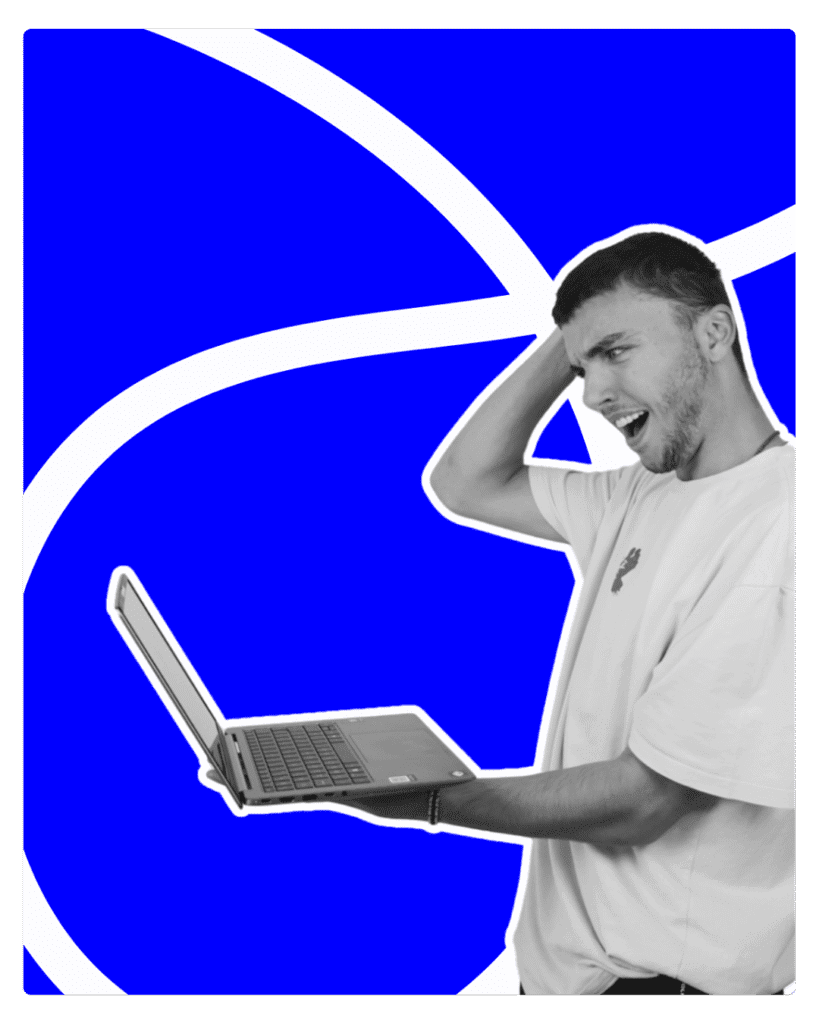 Een man in een wit shirt kijkt verward terwijl hij een open laptop vasthoudt, staande voor een blauwe achtergrond met witte gebogen lijnen.