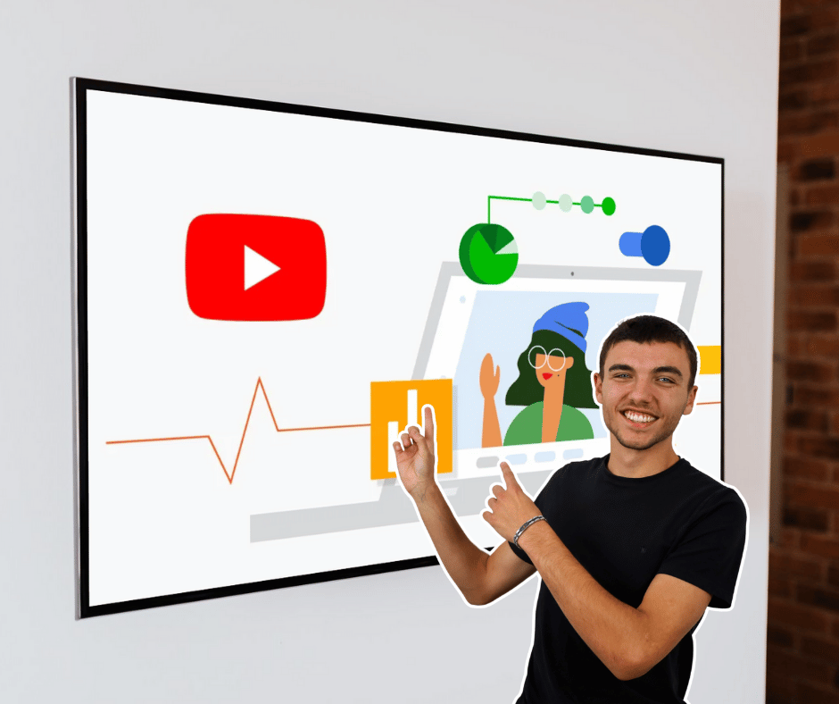 Een man wijst naar het beeldscherm achter zich, waar verschillende data en analytics van Google zichtbaar zijn.